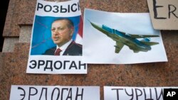 Postere cu portretul președintelui turc Recep Tayyip Erdogan și cu inscripția „În căutare” lăsate de activiști ruși după un protest la ambasada turcă de la Moscova pe 25 noiembrie 2015, la o zi după doborârea avionului rusesc