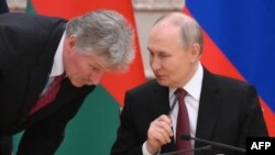 ფოტო არქივიდან. რუსეთის პრეზიდენტი ვლადიმირ პუტინი და მისი პრესმდივანი დმიტრი პესკოვი(მარცხნივ)