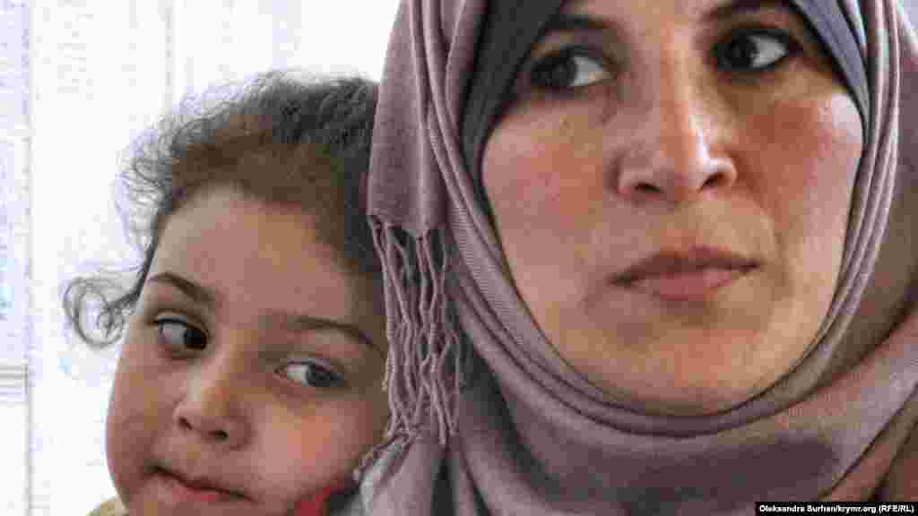 Мама з дочкою. Це Фатіме Янікова &ndash; дружина Фархода Базарова. Перебуваючи на волі, Фарход займався передачами для в'язнів