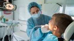 O echipă mobilă de stomatologi oferă consultații profilactice gratuite elevilor din satul Boghenii Noi, raionul Ungheni, mai 2023.