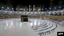 Disa besimtarë myslimanë duke u falur në Qabe. 23 qershor, 2020. 