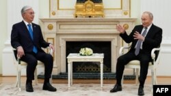 Казакстандын лидери Касым-Жомарт Токаев менен Орусиянын президенти Владимир Путин. 11-ноябрь, 2025-жыл.