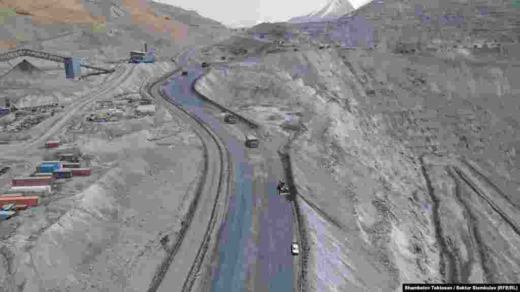 2021-жылы түзүлгөн Кумтөрдү иликтеген мамлекттик комиссия жалпы "Кумтөр Голд" ишканасы Кыргызстанга төлөп бериши зарыл деп, 4 миллиард 252 миллион 800 миң доллар доо койгон. Анын 3 миллиард 86 миллиону экологиялык зыян деп эсептелген. Бирок, 16-майда &ldquo;Центерра Голд&rdquo; айыптарды четке кагып, кыргыз өкмөтүнө каршы Эл аралык арбитражда териштирүү баштаганын жарыялаган.&nbsp;