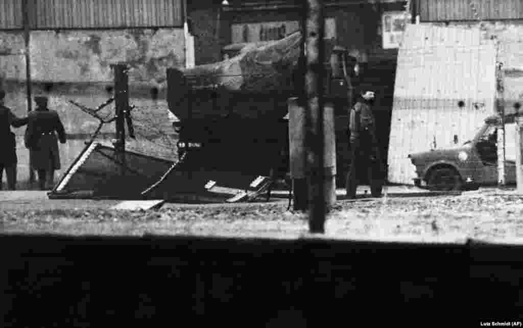 Napori da se zaustave ljudi koji beže iz "stvarno postojećeg socijalizma" bili su stalna bitka vlasti Istočne Nemačke dok su njeni građani smišljali nove načine da pobegnu na slobodu. Ovaj kamion je probio deo Berlinskog zida u februaru 1989. Trojica Istočnih Nemaca iskočila su iz vozila obučena u mokra odela, i skočila u reku Špreju. Dvojica su uspešno doplivala do Zapadnog Berlina, dok je trećeg uhvatio istočnonemački patrolni čamac.