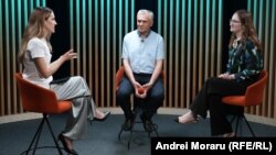 Analistul Igor Boțan, director executiv ADEPT și experta Watchdog, Rodica Pîrgari (dreapta), în studioul Europei Libere, în timpul discuției cu autoarea podcastului „Pe Agendă”, Cristina Popușoi
