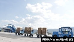 Pošiljka iz Kine, na aerodromu u Sarajevu, 25. aprila 2020.