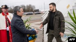 Ministrul elvețian de Externe, Ignazio Cassis, îl primește pe liderul ucrainean Volodimir Zelenski pe aeroportul din Zürich, inima comercială a Elveției, 15 ianuarie 2024.