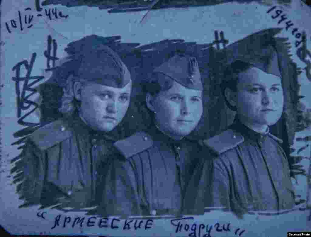 Хатипа Сафина&nbsp;(оңдон биринчи) 15 жашында өз каалосу менен согушка аттанган. Ал номур 522978 темир жол аскердик бөлүгүндө кызмат кылган.&nbsp; Хатипа Сафина&nbsp;​2019-жылы "Азаттыкка" берген маегинде согуш бүткөнүн төмөндөгүчө эскерет: "1945-жылкы 9-май күнү бүгүнкүдөй эсимде. Согуш бүткөнүн укканда сүйүнгөнүбүздөн ыйлап, ошол эле учурда бийлеп да жаттык". 