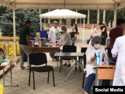 Бишкектеги Курманжан датканын эстелигинин алдында эмдөөдөн өтүп жаткандар. 11-июль, 2021-жыл.