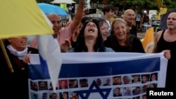 Oamenii bucuroși la Tel Aviv după anunțul armistițiului și posibilei întoarceri acasă a ostaticilor din Gaza. 