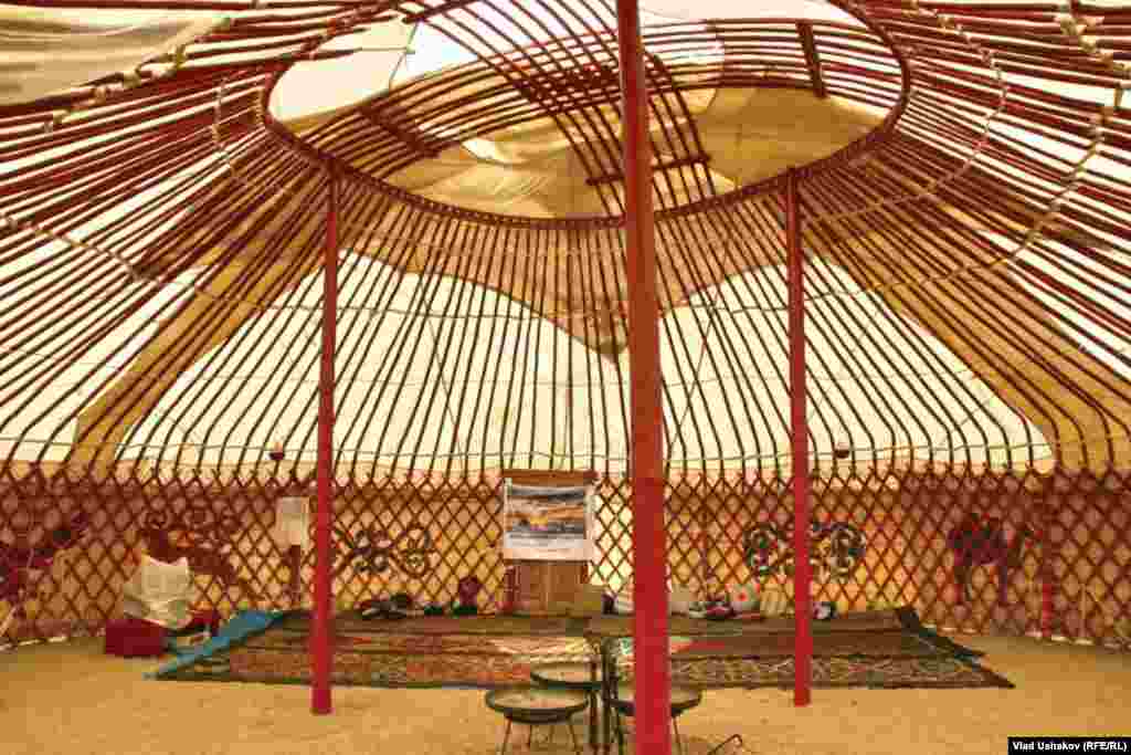 Кемпинг "Планетарное око" у горного озера Иссык-Куль. 