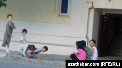 Jaýyň golaýynda oýnaýan çagalar. Aşgabat, 2021-nji ýylyň maý aýy