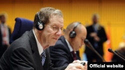 ABŞ-nyň Ýewraziýa sebitiniň energetika meseleleri boýunça ýörite wekili Riçard Morningstar Pragadaky energiýa sammitinde, maý, 2009-njy ýyl.