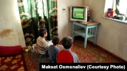 Сыналгы менен сабак өтүп жаткан балдар. Жалал-Абад облусу. Коронавирус эпидемиясына байланыштуу быйылкы жаңы окуу жылынын биринчи чейреги да көпчүлүк мектептерде 1-класстан башка класстар үчүн аралыктан башталган. Сентябрь, 2020-жыл.