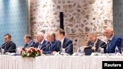 Delegația rusă, condusă de consilierul prezidențial Vladimir Medinsky (centru), la Istanbul pe 16 mai 2025.