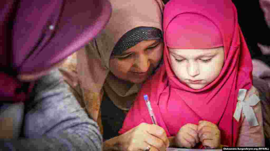 "Yalta Hizb ut-Tahrir davasınıñ" iştirakçisi Vadim Siruknıñ qızı Amina babasına SİZOğa mektüp yaza