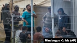Conduși în centre de regionale de cazare, unii migranți părăsesc locul și se ascund în camioane care ajung în vestul Europei