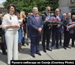 Ambasadori rus në Shkup, Sergey Bazdnikin, dhe zëvendësministri Ivan Stoillkoviq, duke vendosur lule para monumentit "9 Maji".