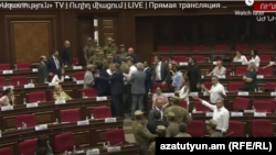 Напряженная ситуация в зале заседаний парламента, Ереван, 11 августа 2021 г.