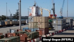 С уменьшением грузоперевозок на железной дороге падает и объем грузов, обработанных в портах