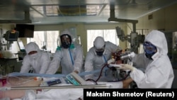 داکتران در یک شفاخانه روسیه در حال رسیدگی به یک بیمار مبتلا به ویروس کرونا