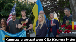 ABDniñ sabıq Ukrayina elçileri William Taylor ve John Herbst ABD gimni yanğırağanda (ekisi soldan tura)