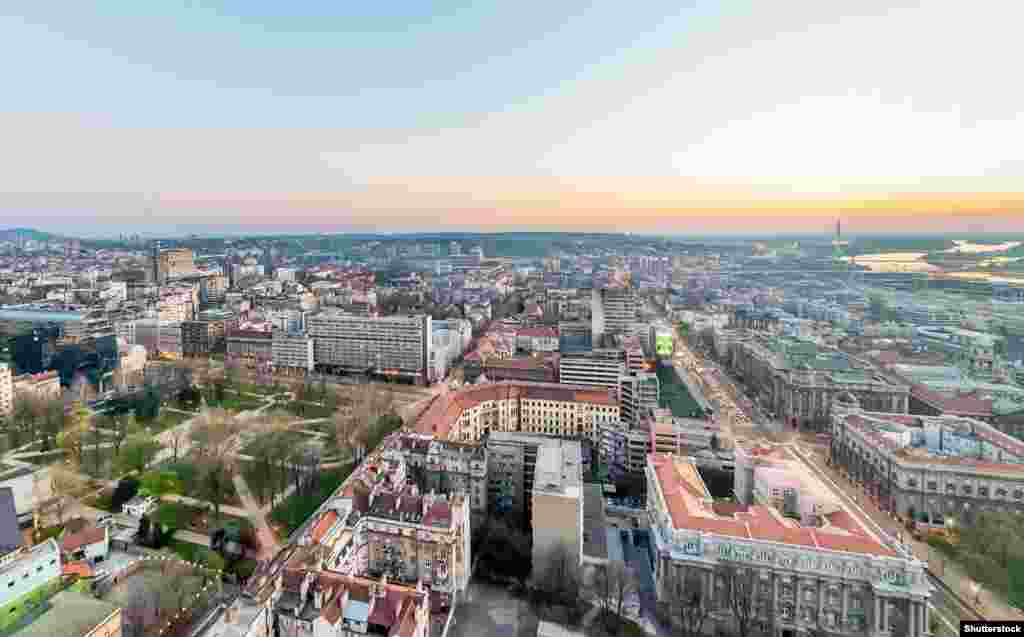 O fotografie aeriană arată ruinele clădirii Statului Major General (în centru-dreapta) în centrul orașului Belgrad.