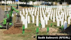 Kopanje 19 mezara za isto toliko žrtava genocida koji će ove godine biti ukopani u Memorijalnom centru Potočari u Srebrenici (Foto: Potočari 8. jul 2021)