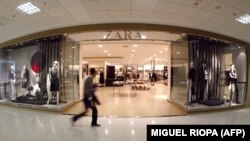 Испаниялык Inditex мода үйүнө таандык бренддердин бири - Zara дүкөнү. Иллюстрациялык сүрөт.