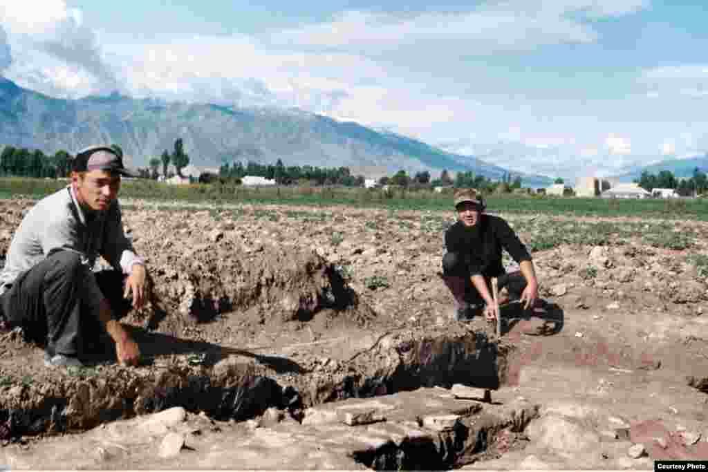 Кочкор-Башы: "Төрт-Күл" шаар чалдыбарын казууга катышкан студенттер.  - Нарын облусунун Кочкор өрөөнүндөгү Кум-Дөбө айылындагы байыркы Кочкор-Башы шаарынын ордунда ("Төрт-Күл" чалдыбарында) археологиялык казуу иштерине катышкан КУУнун студенттери. Археолог Ороз Солтобаев "Азаттыкка" берген сүрөт. 01.7.2011.  