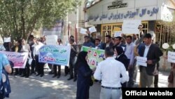 یکی از تجمعات اعتراض معلمان در مقابل اداره‌کل آموزش و پرورش خوزستان