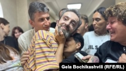 ნიკა კაცია სასამართლოს დარბაზიდან გაათავისუფლეს. მას თბილისის საქალაქო სასამართლოს ეზოში ოჯახის წევრები, მეგობრები და აქტივისტები შეძახილებით შეეგებნენ.