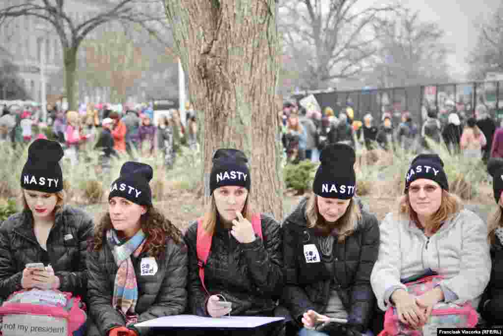 Надпіс на шапцы - "агідная". Трамп неаднаразова выказваўся пра жанчын з гэтым прыметнікам.