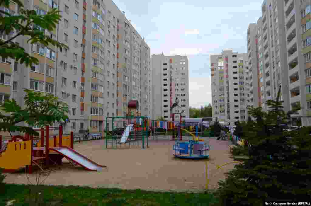 Почти в каждом дворе "ставропольского гетто" есть детская площадка. 