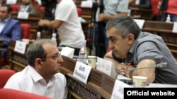 Депутаты оппозиционной фракции «Айастан» Арцвик Минасян (слева) и Армен Рустамян в парламенте (архив)