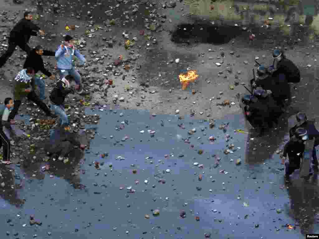 Столкновения демонстрантов с полицией в Суезе