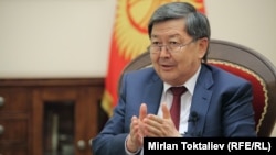 Премьер-министр Жантөрө Сатыбалдиев "Азаттыктын" суроолоруна жооп берүүдө. Бишкек, 14-май, 2013.