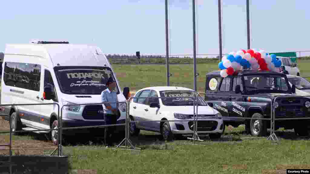 Русиякүләм авыл Сабантуена Татарстан президенты биргән ак төстәге ике машина һәм&nbsp;Ульян өлкәсе губернаторы вазифасын башкаручы Сергей Морозовтан "УАЗ" машинасы