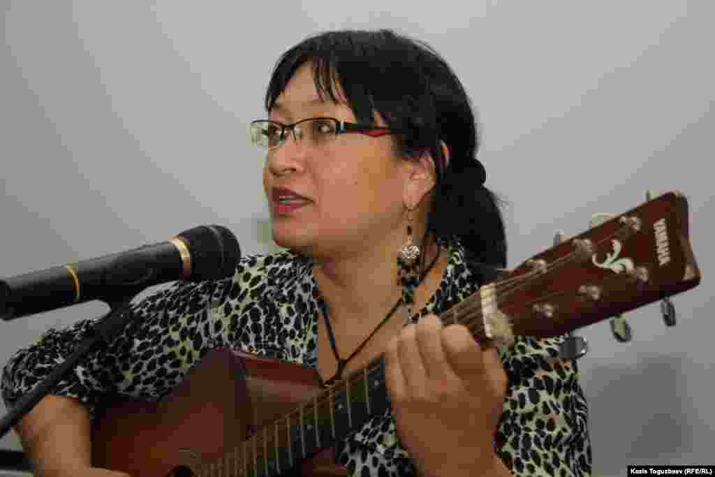 Фатима Джандосова (внучка Ильяса Жансугурова и Ораза Жандосова) исполнила песню "Яблочный город".