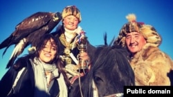 Айшолпанның бүркіт ұстап тұрған суреті Michelle Rodriguez атты Facebook қолданушысының парақшасынан алынды.  