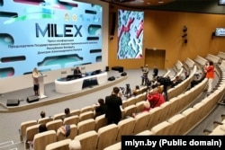 Прэс-канферэнцыя Дзьмітрыя Пантуса, старшыні галоўнага арганізатара выставы — Дзяржаўнага вайскова-прамысловага камітэту Беларусі — прайшла практычна ў пустой залі. Відаць толькі мікрафон тэлеканалу «Россия 1»