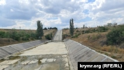 Сухой канал для сброса воды с Белогорского водохранилища. Крым, Белогорский район, август 2025 года
