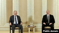 Армениянын премьер-министри Николь Пашинян менен Азербайжандын президенти Илхам Алиев Абу-Дабиде жолугушууда. 10-июль 2025-жыл.