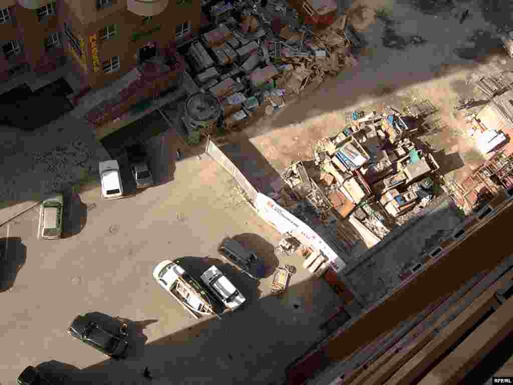 Вид с окна этой лестничной площадки на 15-ом этаже, что называется, с высоты птичьего полёта.  - Вид с окна этой лестничной площадки на 15-ом этаже, что называется, с высоты птичьего полёта. 