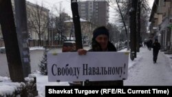 Алексей Навальныйды колдоп чыккан пикетчи. Бишкек. 2021-жылдын 23-январы.