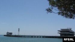 На предварительном заседании Верховного суда, которое состоялось на прошлой неделе, было принято решение объединить в одно гражданское дело заявление Центризбиркома, который просит суд обязать окружную комиссию признать по 21 округу избранным депутатом Аи