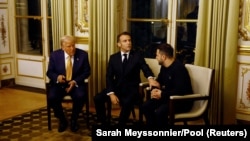 Novoizabrani predsednik SAD Donald Tramp, francuski predsednik Emanuel Makron i ukrajinski predsednik Volodimir Zelenski, Pariz, 7. decembar 2024.