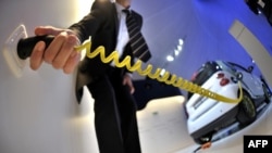 Илустративна фотографија - „Полнење“ електричен автомобил