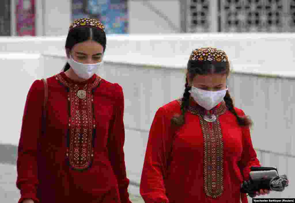 Türkmenistan koronawirus hadysalarynyň hiç birini resmi taýdan tassyk etmedik az sanly ýurtlaryň biri, ýöne adamlaryň maska geýmegi ahyry hökmany şerte aýlandy. 13-nji iýul, 2020. Aşgabat.