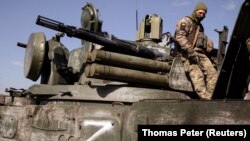 Российская артиллерийская установка в освобожденном украинскими военными городе Тростянец Сумской области, 29 марта 2022 года